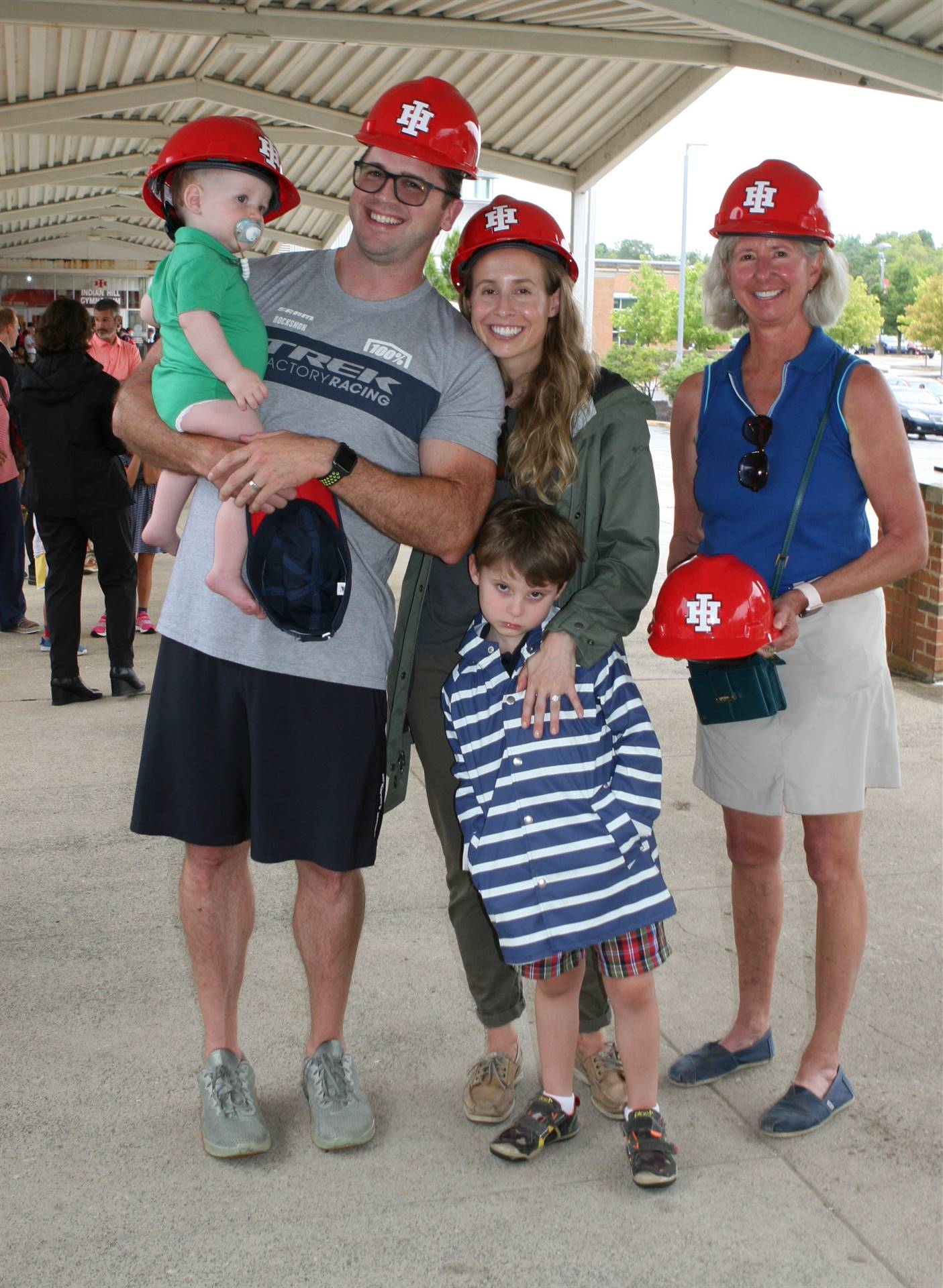 Alumnae Cynthia King and Emily King Conner and family 